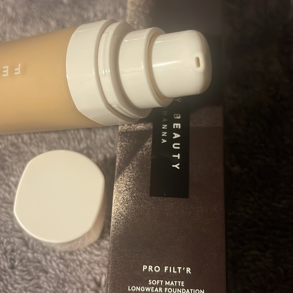 Fenty 295 Pro Filt'r Soft Matte Longwear Foundation - Picture 5 of 5